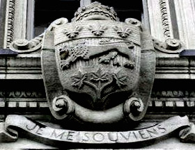 On aperçoit la devise du Québec inscrite sous les armoiries au Parlement de Québec - Je me souviens.